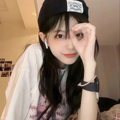 给小酒馆女子喝高杯酒